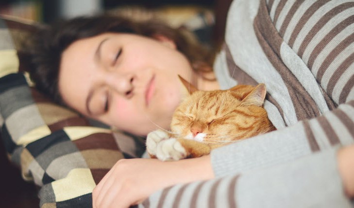 Woman sleeping wiht the cat