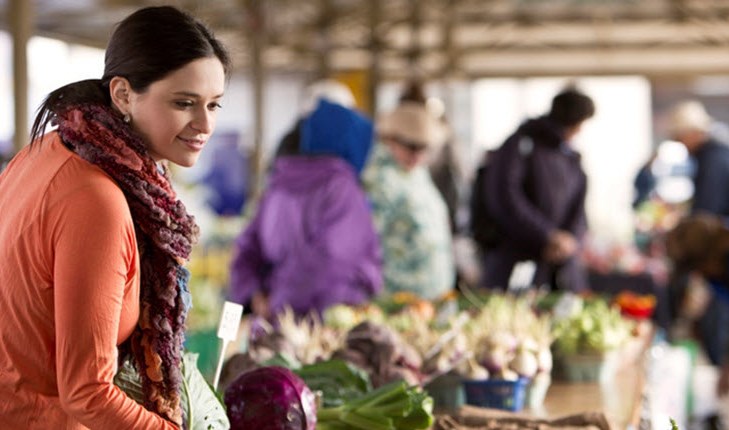 Woman at the market buying grosseries