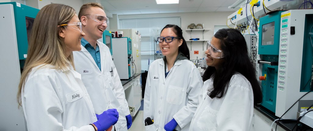 Employés dans un laboratoire américain